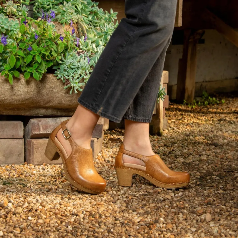 Dansko Sassy Tan Milled Burnished Leather Heel (Women's)