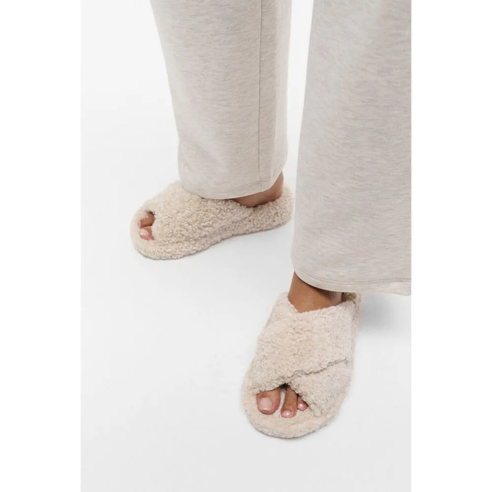 FitFlop iQushion D-Luxe Teddy Cross Slides - Milk Ice